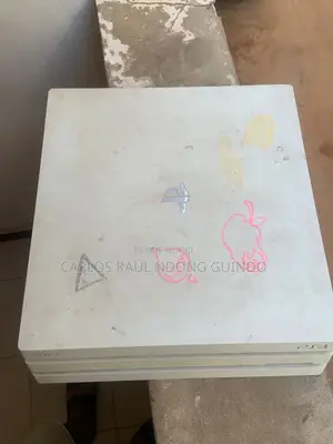 Ps4 Blanc Avec Une Manette Et Un Jeux Inclus (Gta 4)