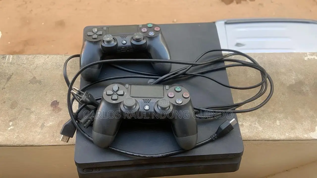 Ps4 Slim Avec 2 Manettes Et Avec 4 Jeux Inclus