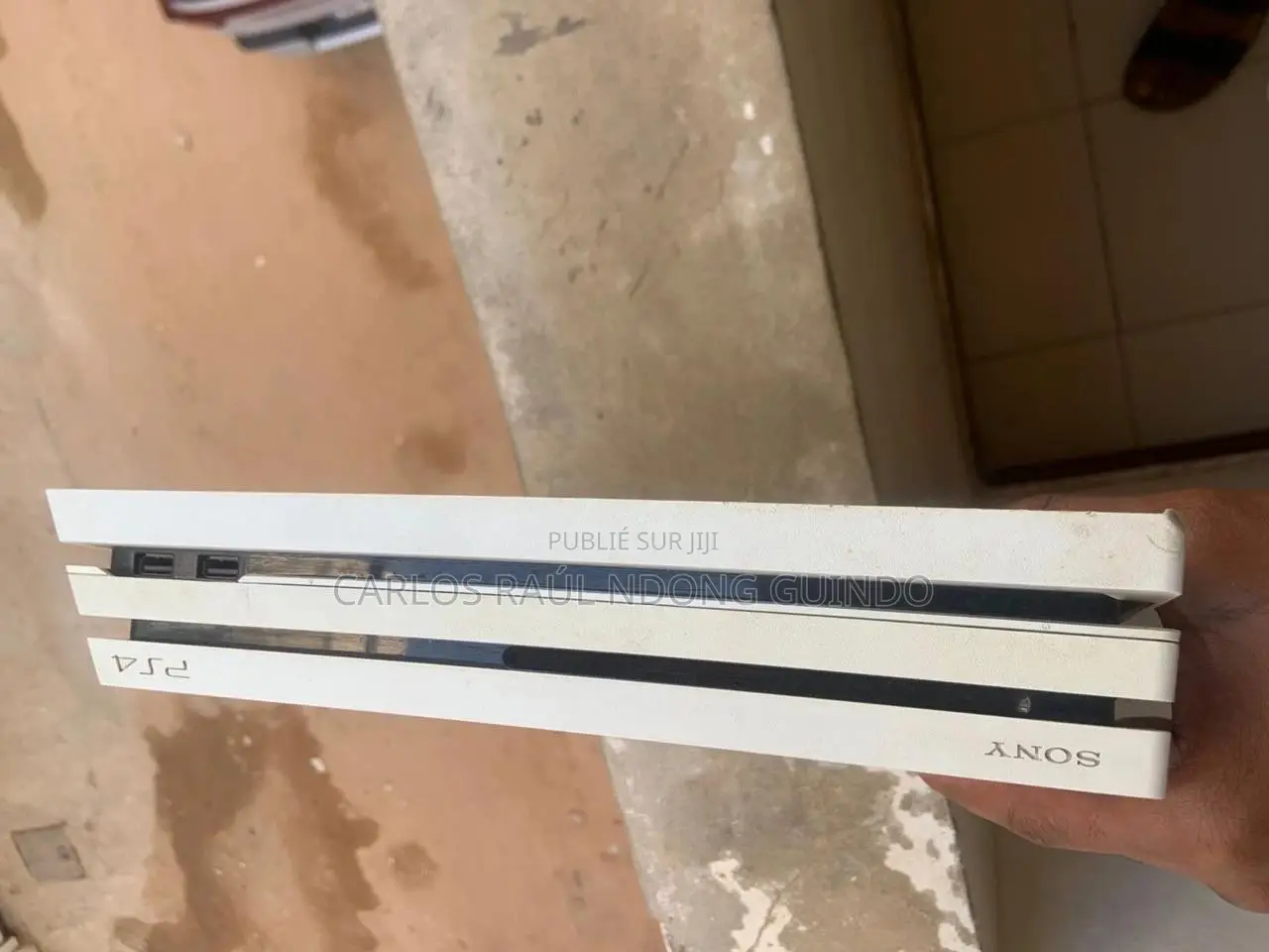 Ps4 Blanc Avec Une Manette Et Un Jeux Inclus (Gta 4)