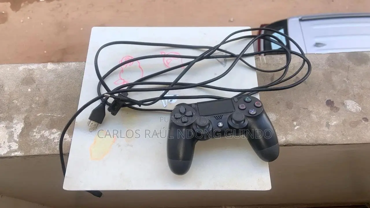 Ps4 Blanc Avec Une Manette Et Un Jeux Inclus (Gta 4)