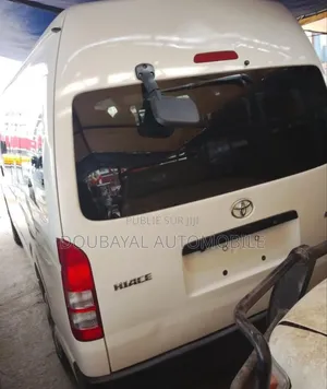 Toyota HiAce 2017 Blanc