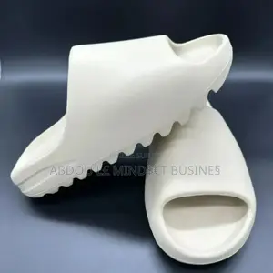 Shoes Yezzy Original Disponible