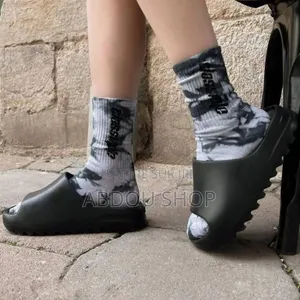 Shoes Yezzy Original Disponible