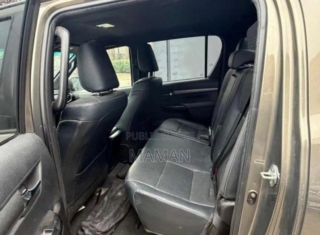 Toyota Hilux 2023 Gris