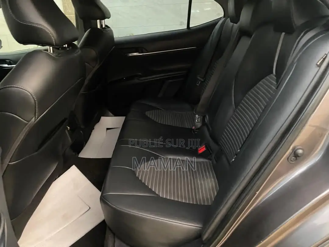 Toyota Camry LE FWD 2020 Gris