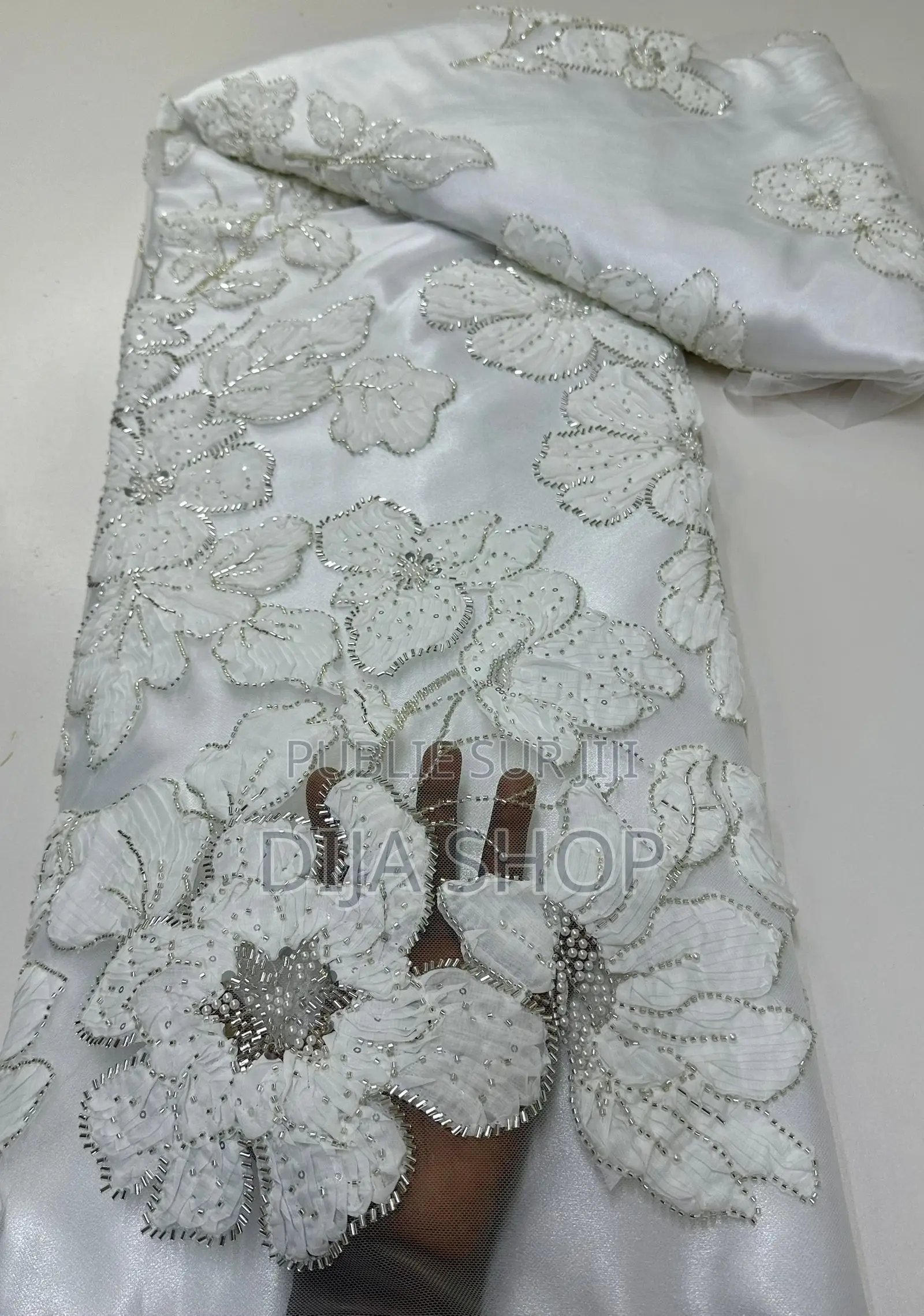 Nom: Tule Perlé Cérémonie Dubaï. Dimensions : 1m50 ( Less )