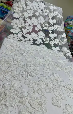 Nom: Tule Perlé Cérémonie Dubaï. Dimensions : 1m50 ( Less )