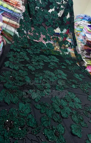 Nom: Tule Perlé Cérémonie Dubaï. Dimensions : 1m50 ( Less )