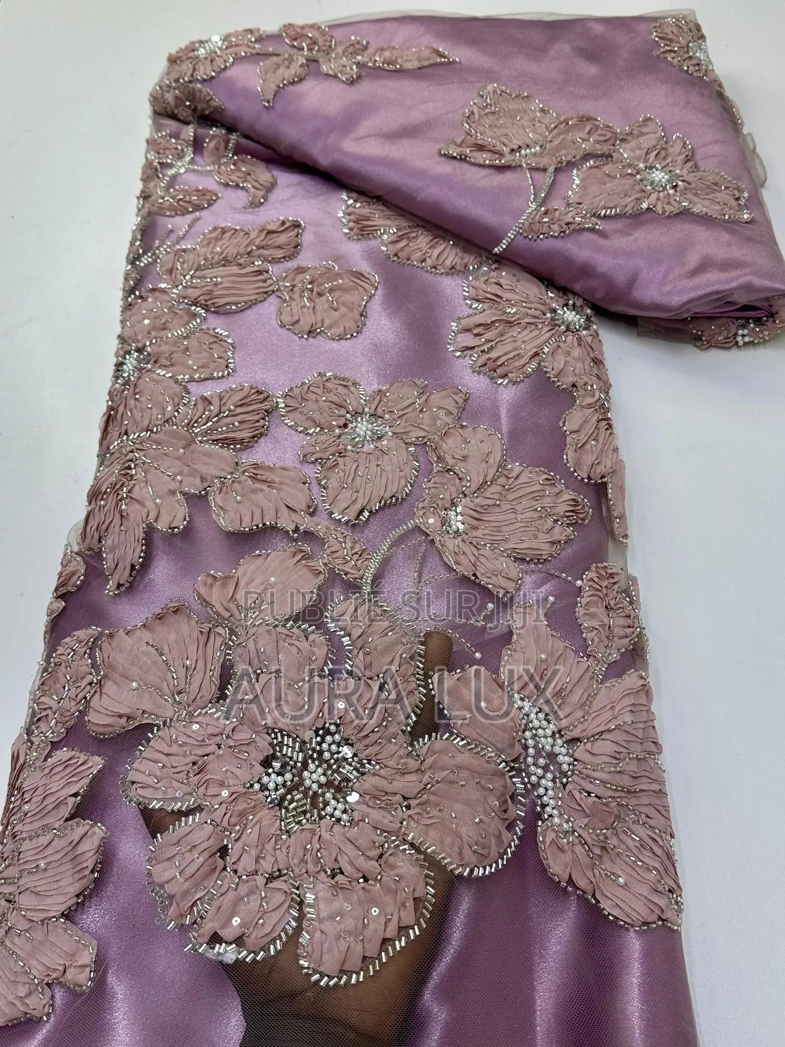 Nom: Tule Perlé Cérémonie Dubaï. Dimensions : 1m50 ( Less )