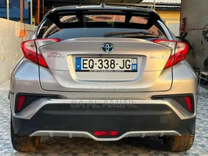 Toyota C-HR XLE FWD Sport Utility (2.0L 4cyl 2AM) 2018 Gris