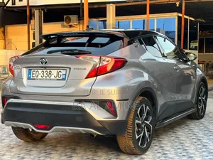 Toyota C-HR XLE FWD Sport Utility (2.0L 4cyl 2AM) 2018 Gris