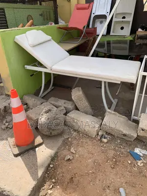 Lit De Massage Et D’Hôpital Et Lit Pour Bébé