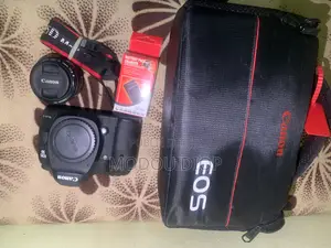 Canon 5d Mark 3 Avec 50mm F1.8 Tout Neuf Et Sacoche Offerte