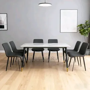 Les Cadres Muraux Disposé Avec Harmonie Ajoutent Une Touche Décorative