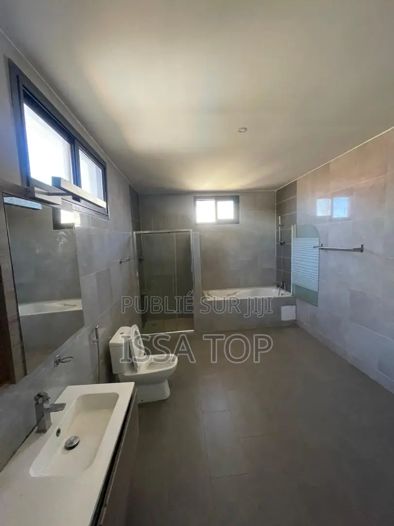 5chbre Maison dans Yoff à Louer