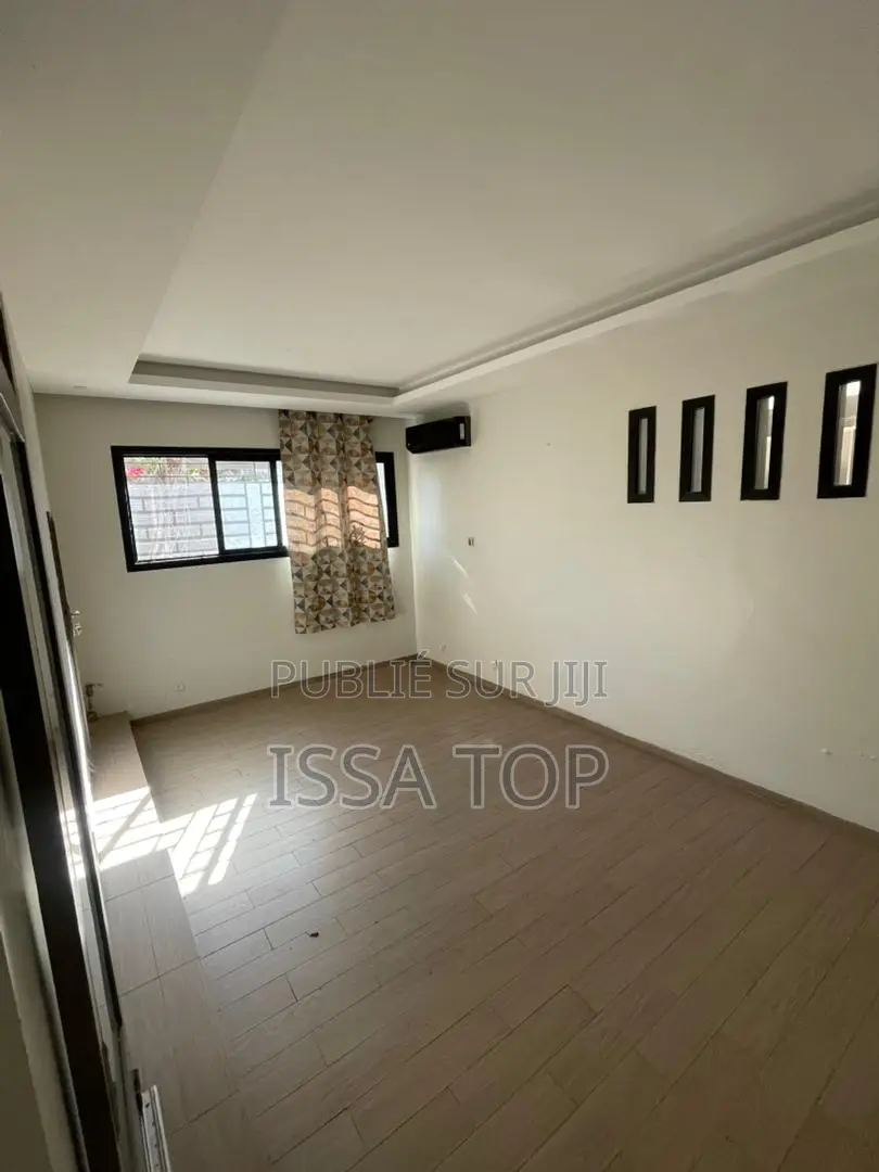 5chbre Maison dans Yoff à Louer