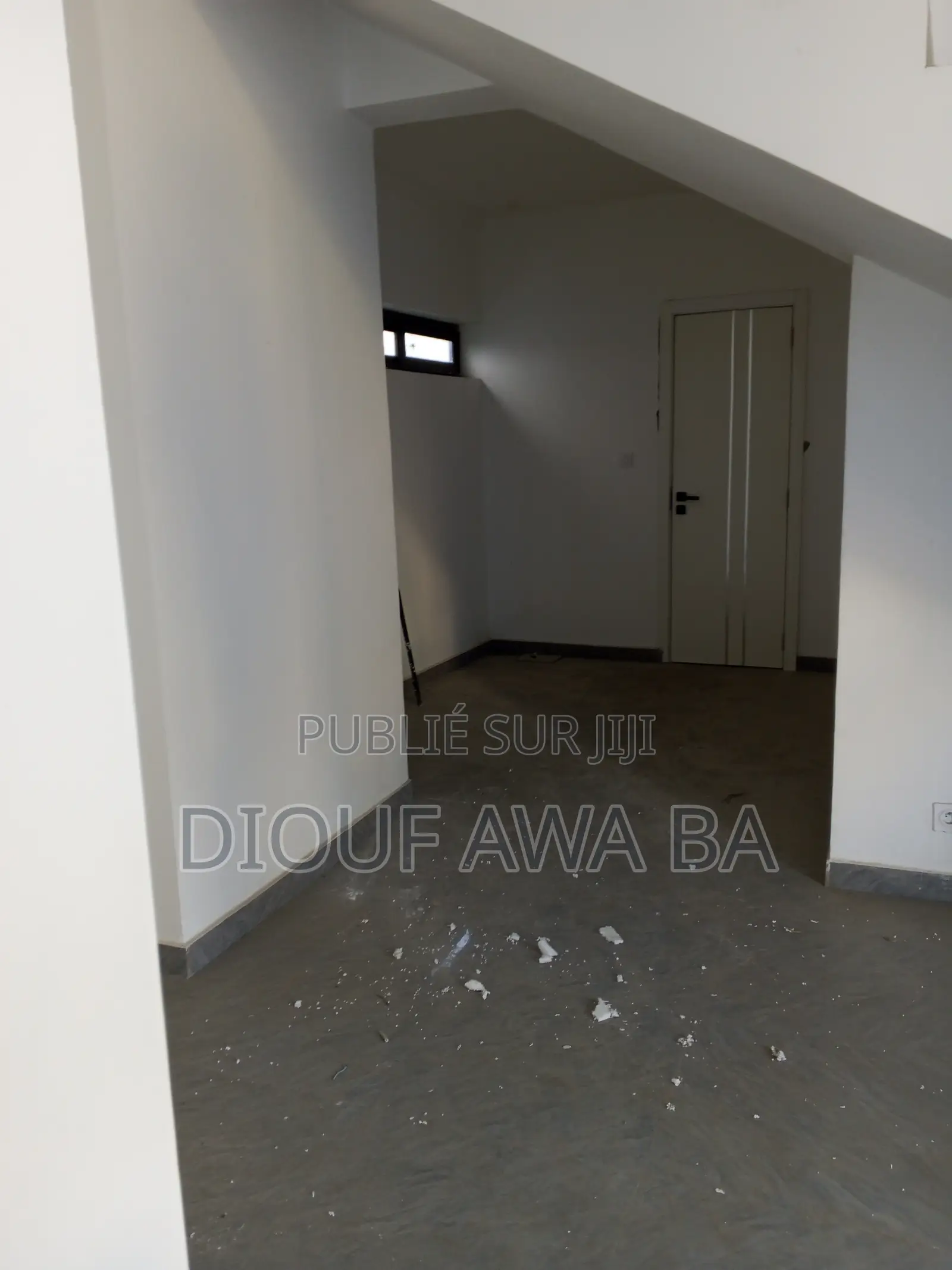Plateau De Bureaux en Duplex À Louer Au Point E