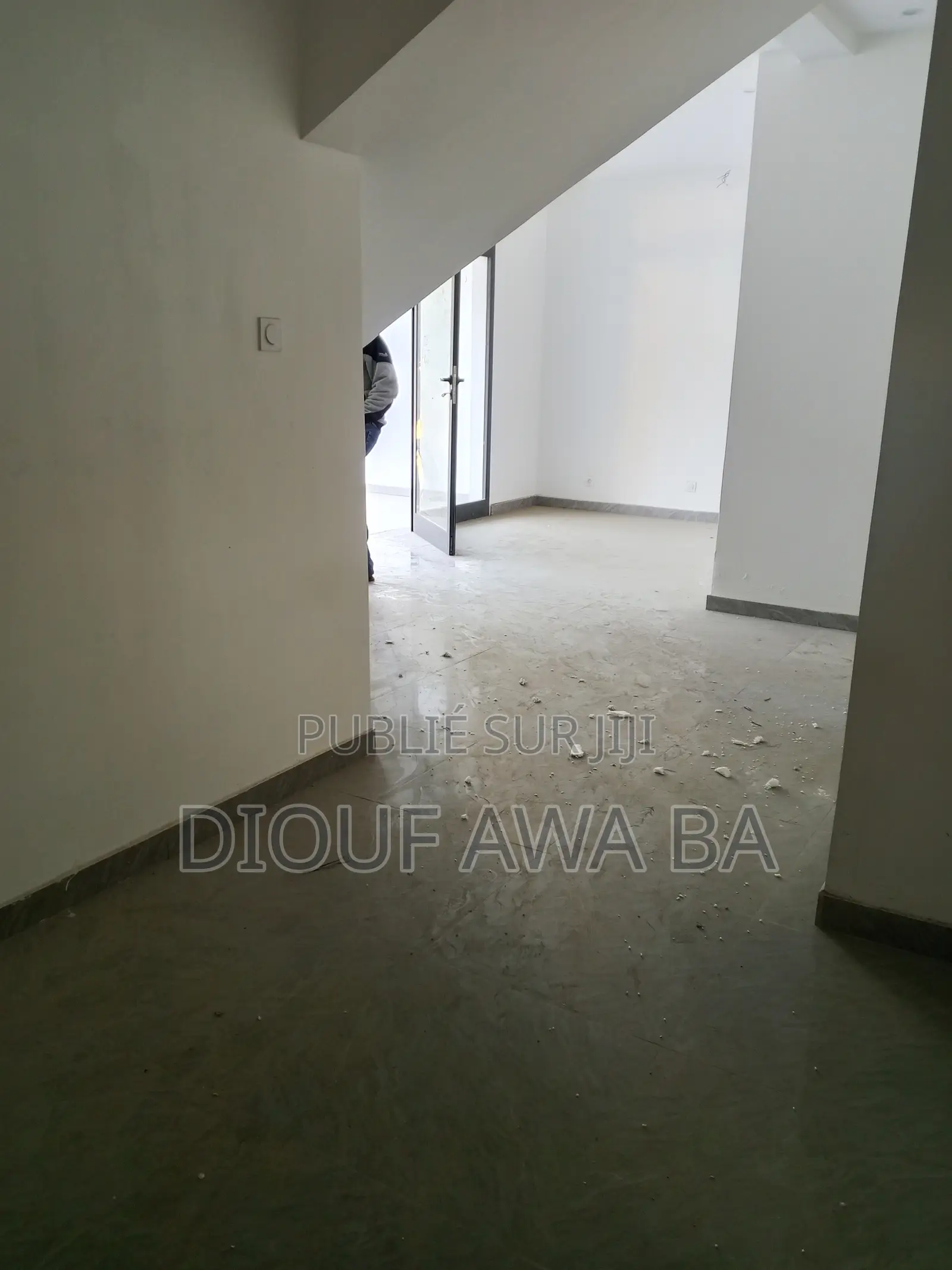 Plateau De Bureaux en Duplex À Louer Au Point E