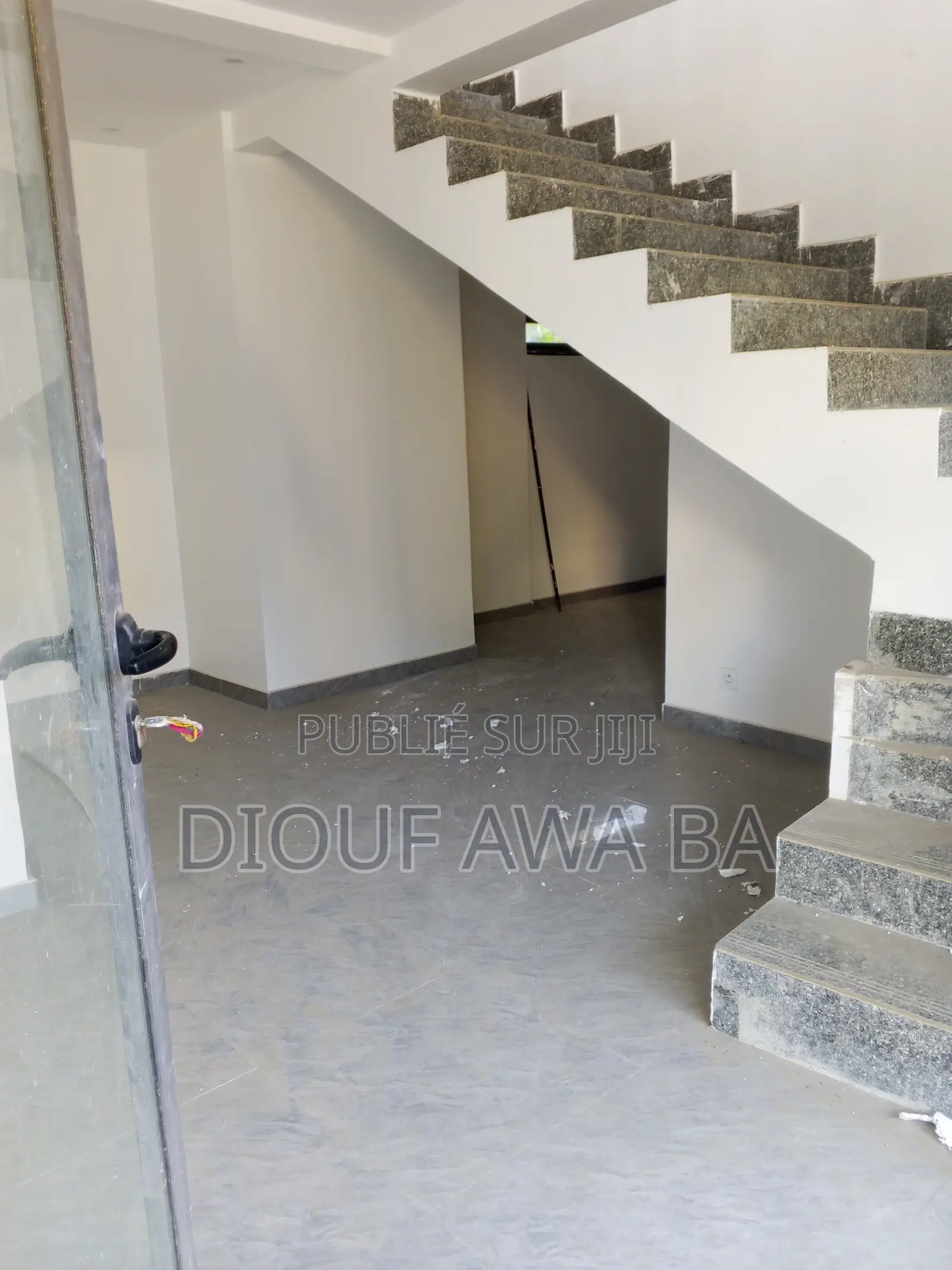 Plateau De Bureaux en Duplex À Louer Au Point E
