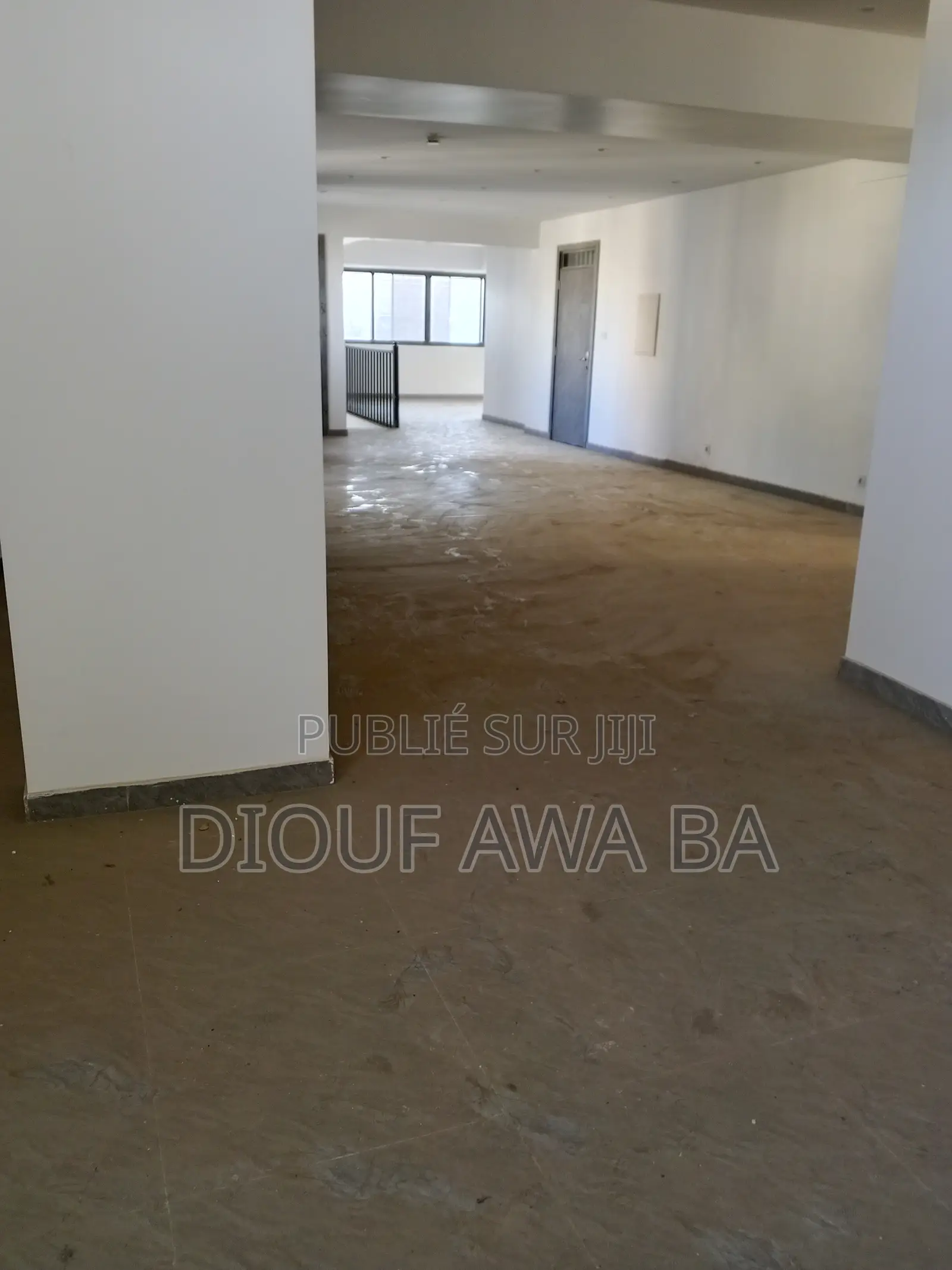Plateau De Bureaux en Duplex À Louer Au Point E