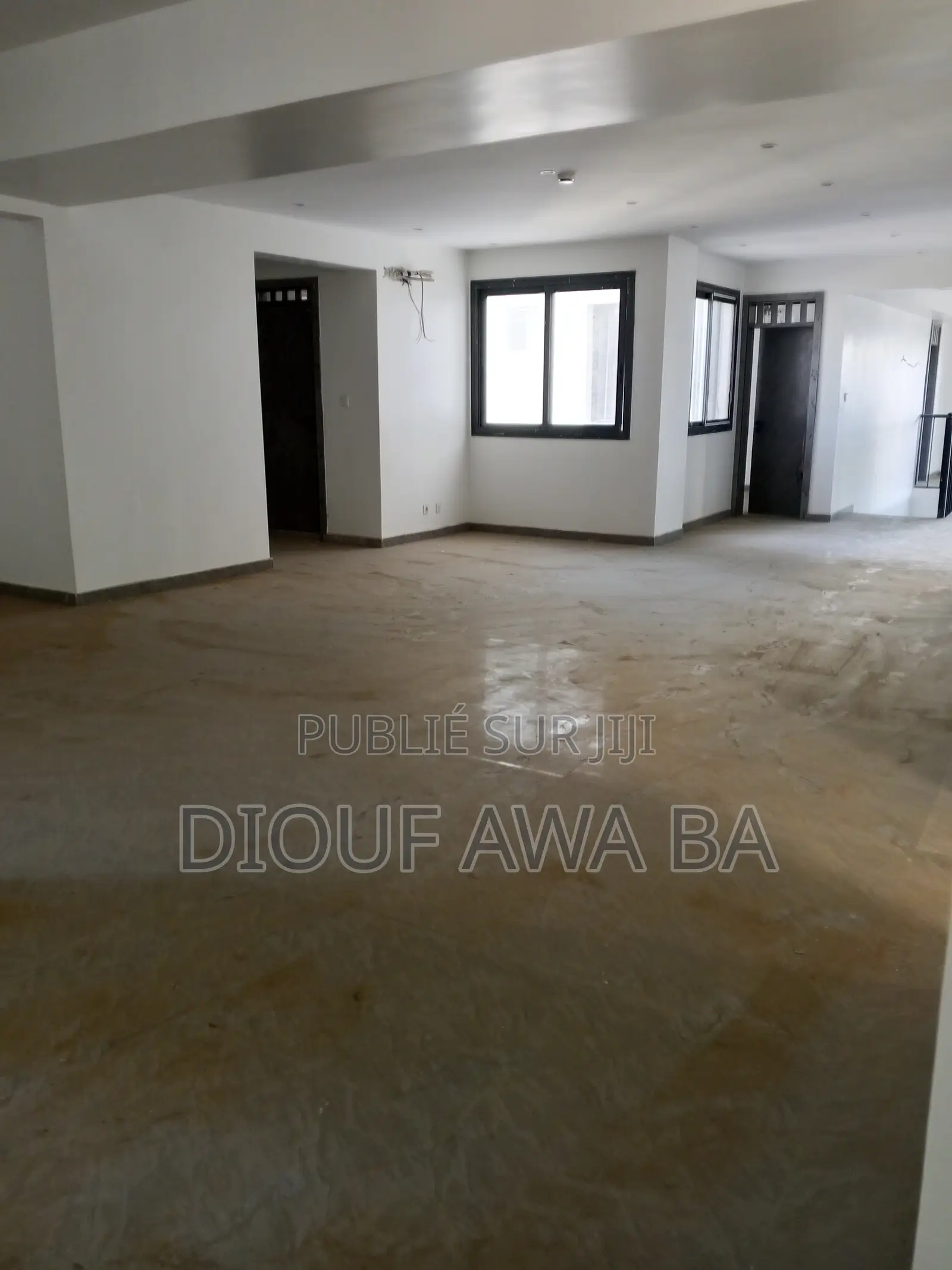 Plateau De Bureaux en Duplex À Louer Au Point E