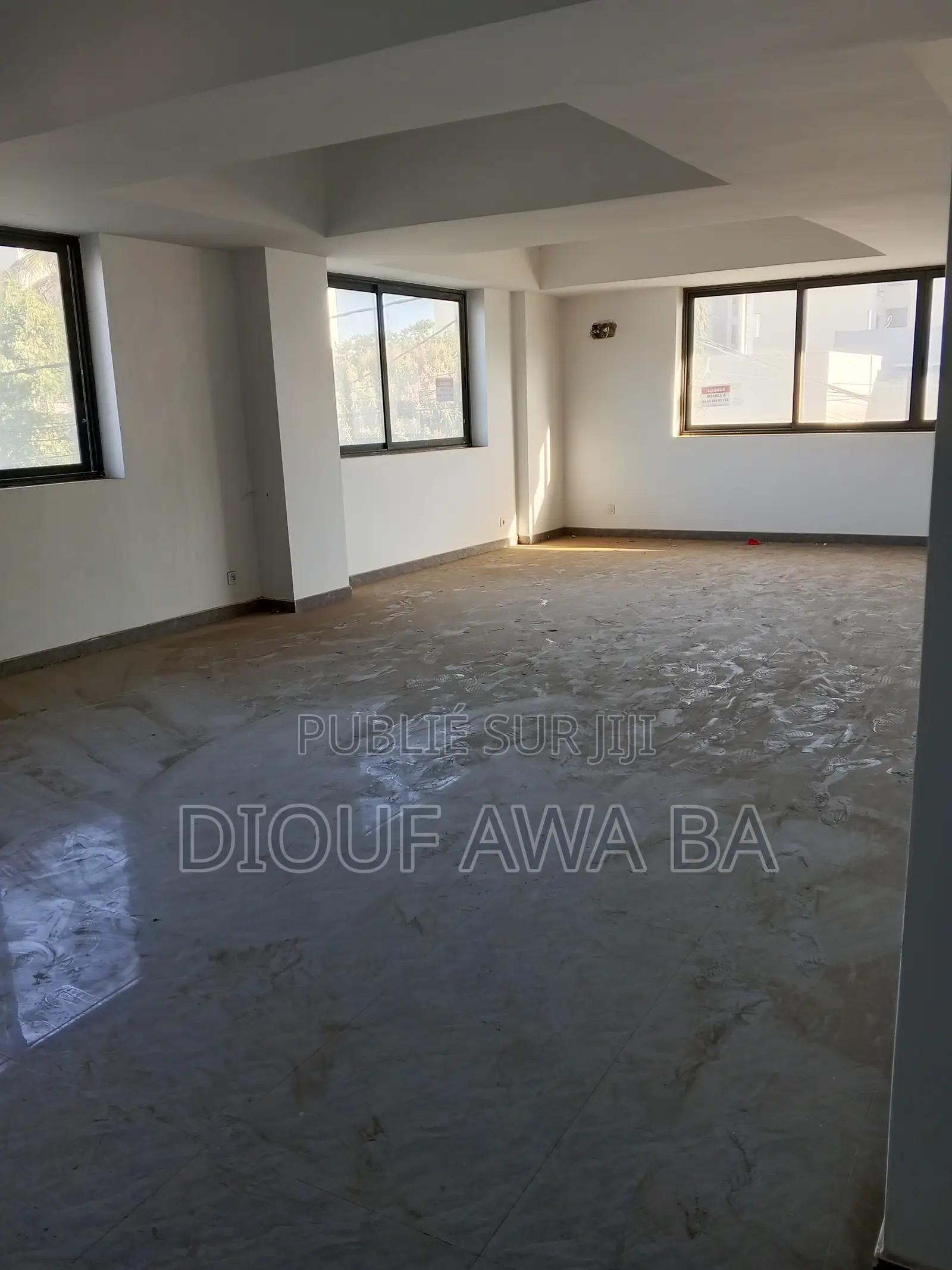 Plateau De Bureaux en Duplex À Louer Au Point E