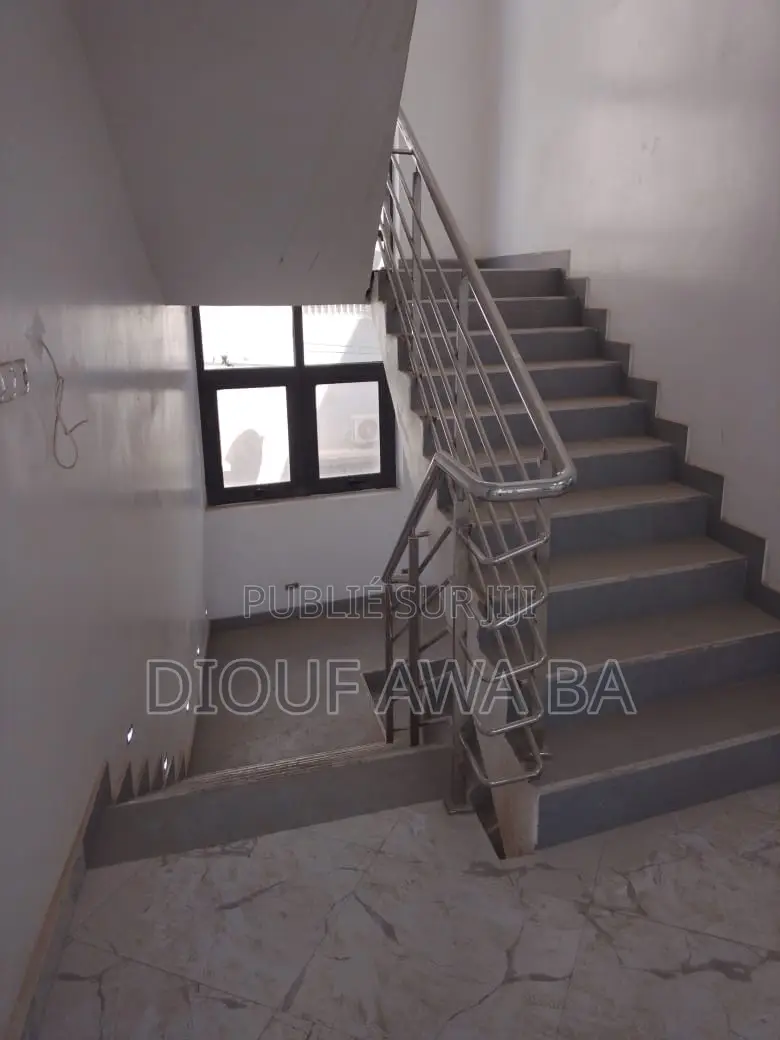 6chbre Duplex dans Duplex F6, Ouakam à Louer