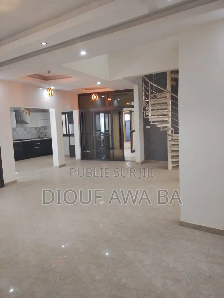 6chbre Duplex dans Duplex F6, Ouakam à Louer