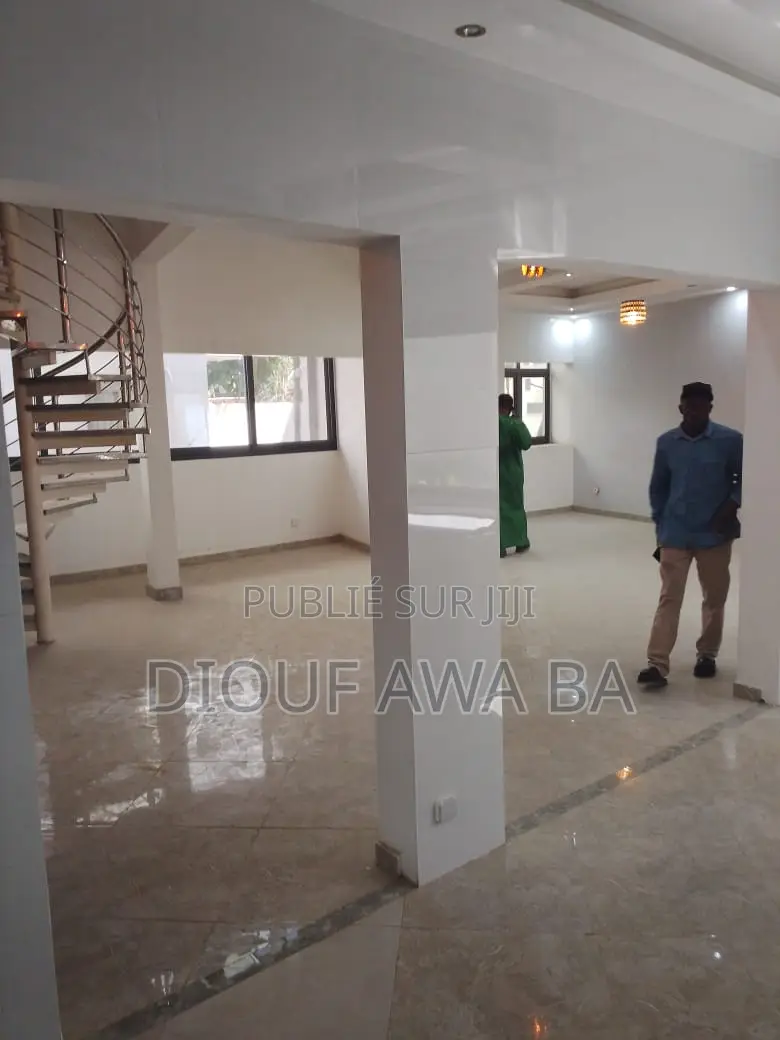 6chbre Duplex dans Duplex F6, Ouakam à Louer