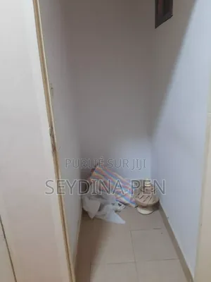 4chbre Appartement dans Malibou Plage, Guediawaye à Louer