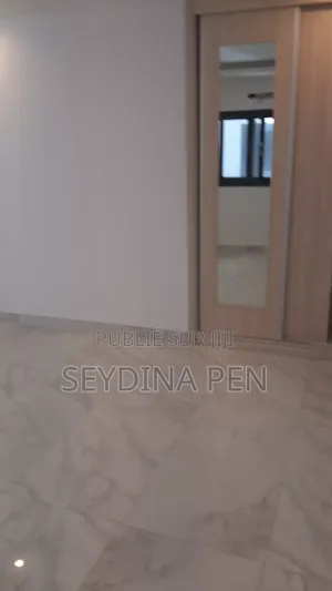 4chbre Appartement dans Malibou Plage, Guediawaye à Louer