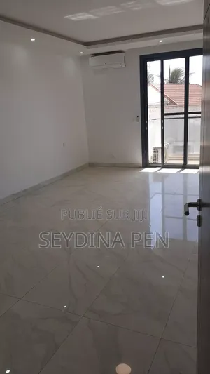 4chbre Appartement dans Malibou Plage, Guediawaye à Louer