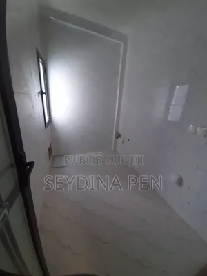 4chbre Appartement dans Malibou Plage, Guediawaye à Louer