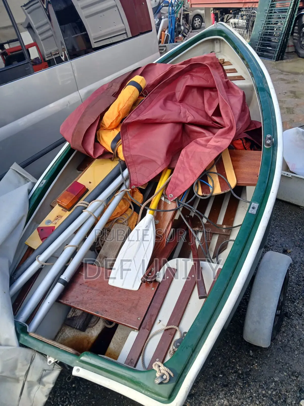 Bateaux De Pêche + Remorque, Voile, Rame Et Gilets De Sauvetage