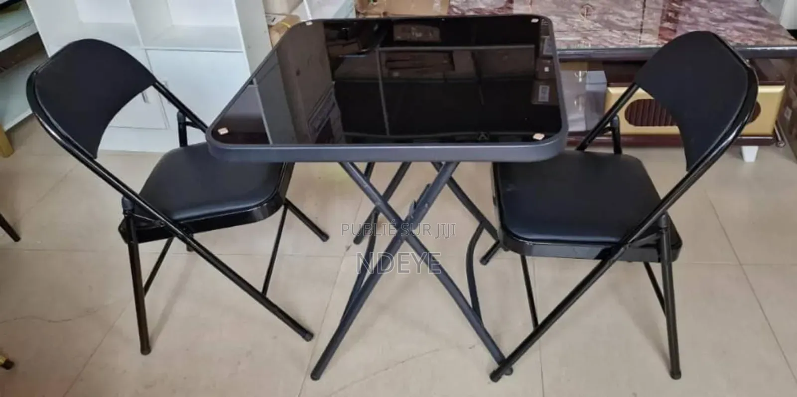 Table À Avec Deux Chaises