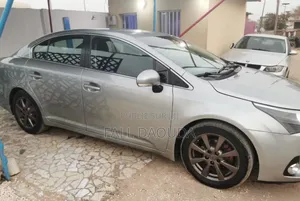 Toyota Avensis 2013 Gris