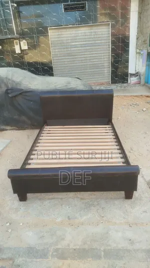 Lit 2 Places Excellent État Entièrement en Cuir