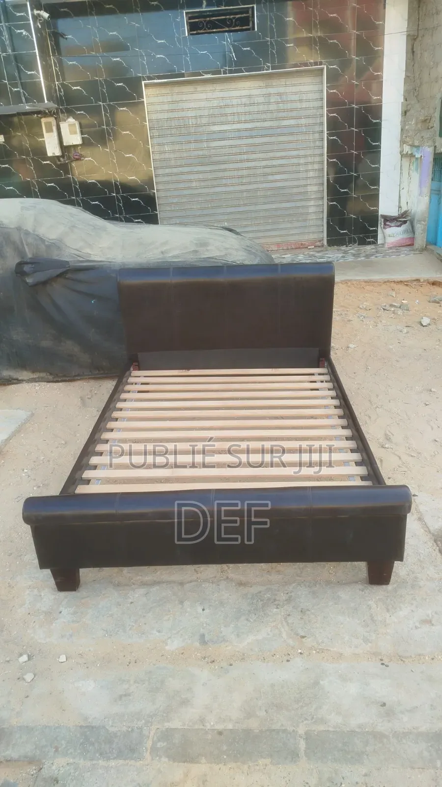 Lit 2 Places Excellent État Entièrement en Cuir