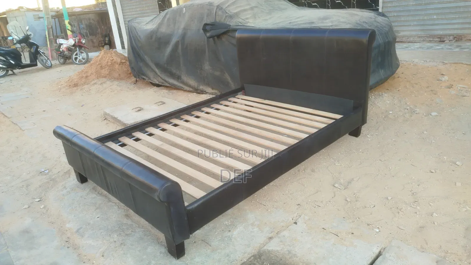 Lit 2 Places Excellent État Entièrement en Cuir