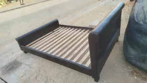 Lit 2 Places Excellent État Entièrement en Cuir