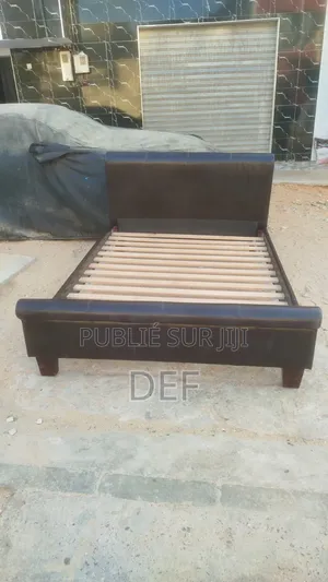 Lit 2 Places Excellent État Entièrement en Cuir