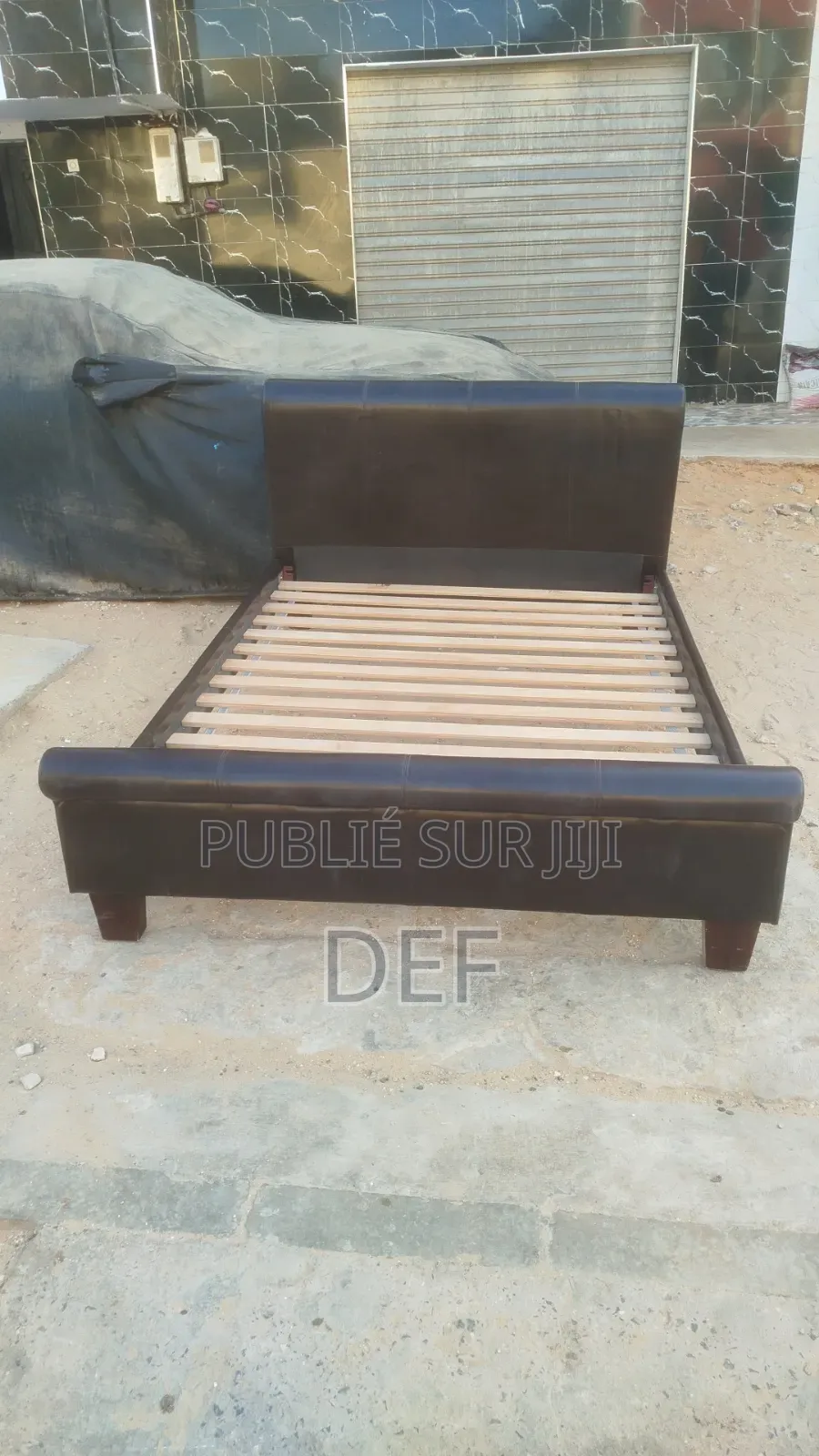 Lit 2 Places Excellent État Entièrement en Cuir