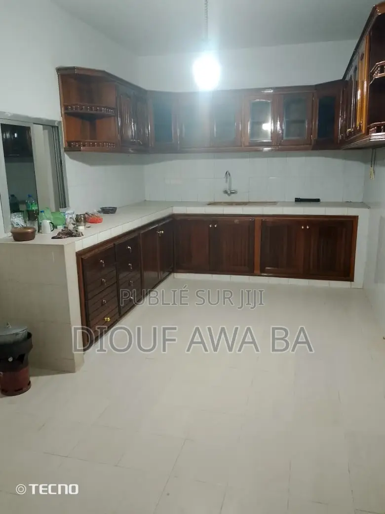 10chbre Villa dans Location Villa R+2, Niayes à Louer