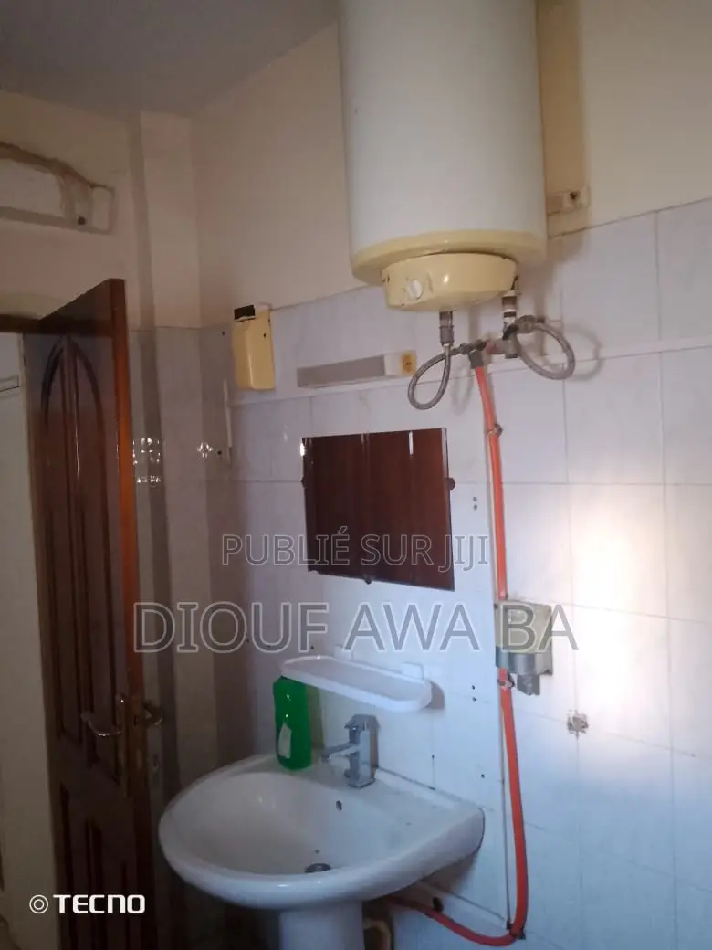 10chbre Villa dans Location Villa R+2, Niayes à Louer