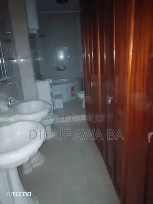 10chbre Villa dans Location Villa R+2, Niayes à Louer