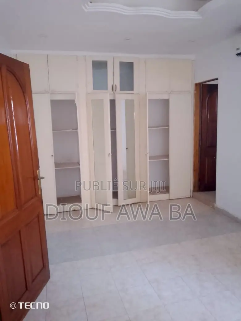 10chbre Villa dans Location Villa R+2, Niayes à Louer