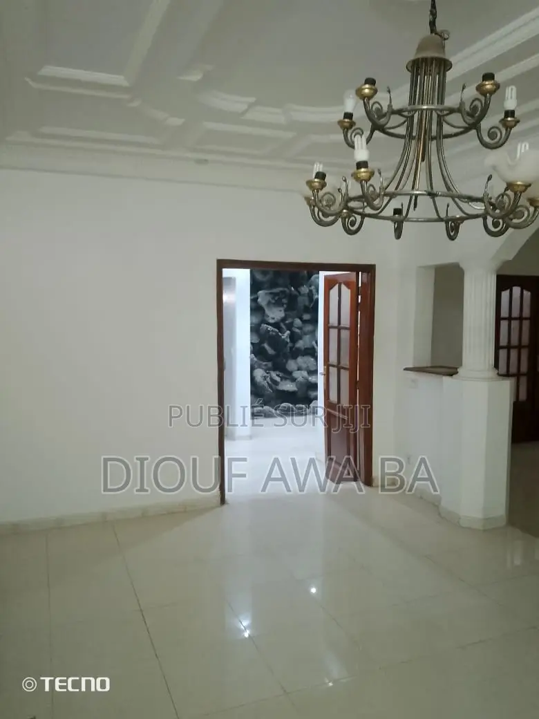 10chbre Villa dans Location Villa R+2, Niayes à Louer