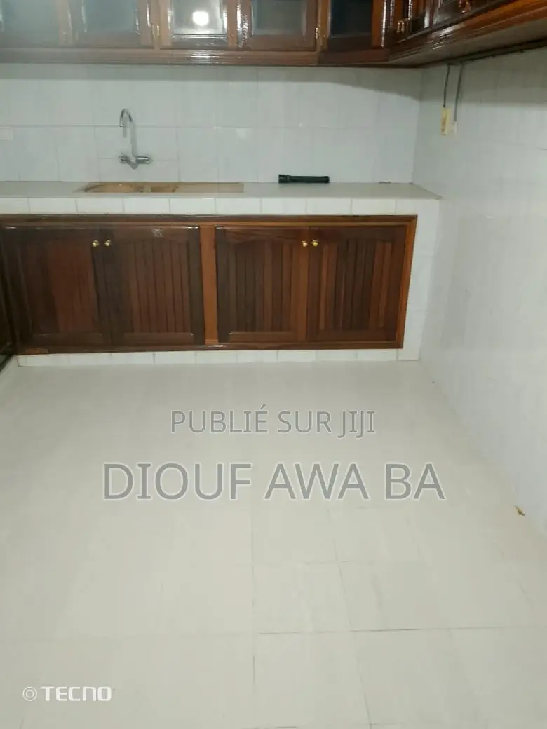 10chbre Villa dans Location Villa R+2, Niayes à Louer