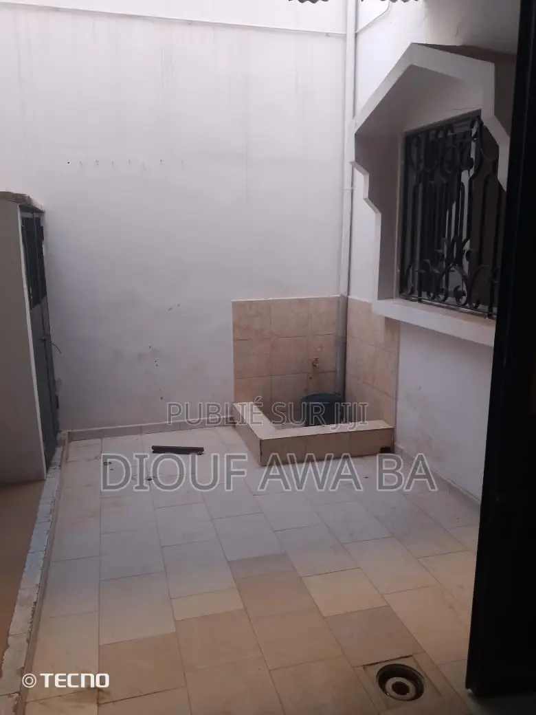 10chbre Villa dans Location Villa R+2, Niayes à Louer