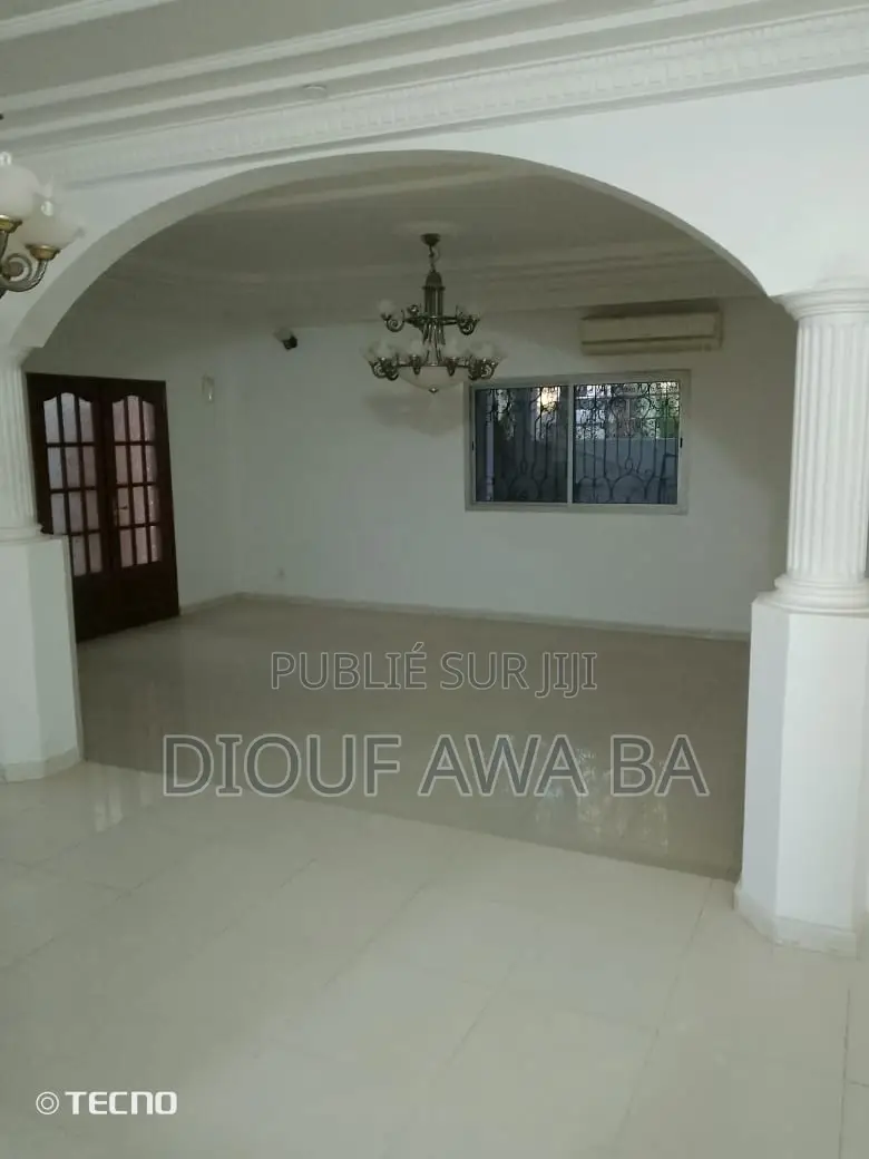 10chbre Villa dans Location Villa R+2, Niayes à Louer